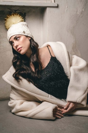 Дамска плетена шапка с естествен помпон Granadilla JG5748, Екрю